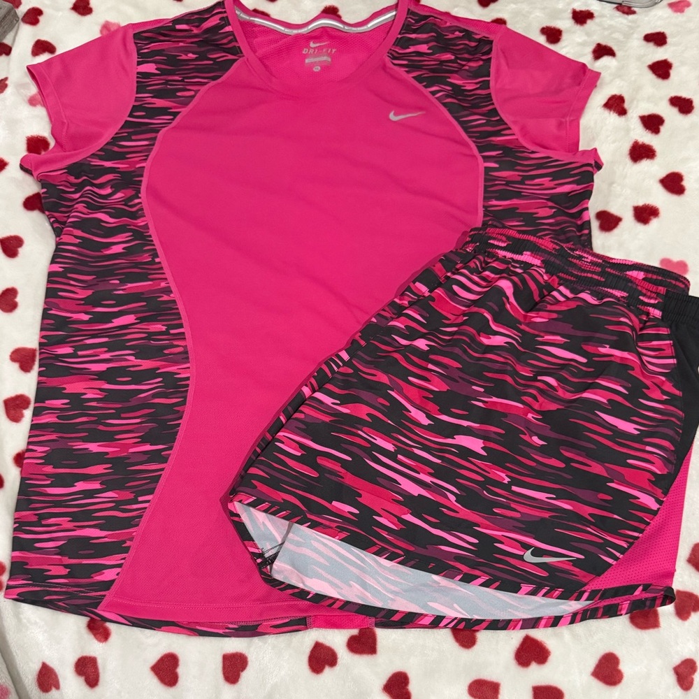 Nike Dri Fit Pink and Black Short Sleeve Tee & Shorts set!
Sz XL Like New